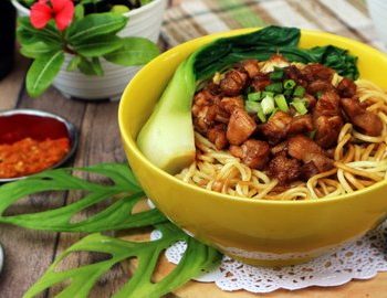 Resep bumbu mie ayam dengan kaldu bening, minyak ayam, dan topping ayam jamur